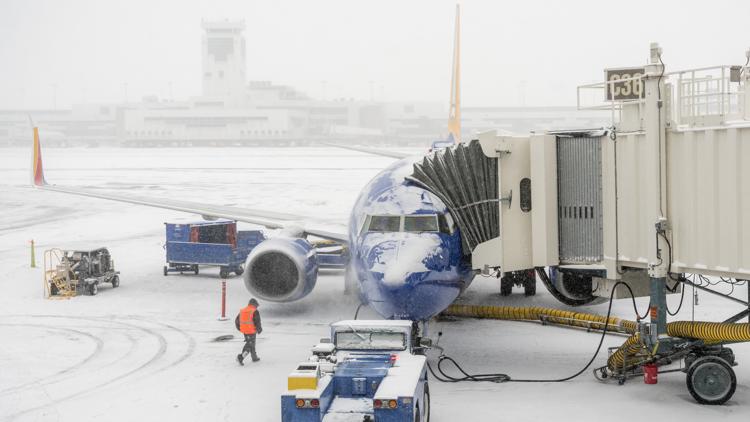 Airlines dropping flight change fees ahead of major winter storm