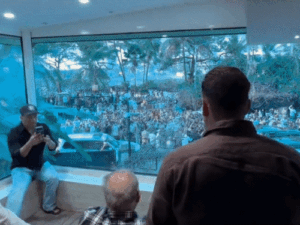 Salman Khan congratulated the fans on Eid: Salim Khan was also present, Raj Thackeray came to meet Aamir Khan on this special occasion.