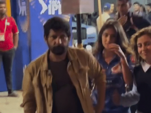 Sara Arjun was surrounded by fans in Wankhede Stadium: Dhurandhar 2 actress was saved by her father from the crowd, had come to support Mumbai Indians.