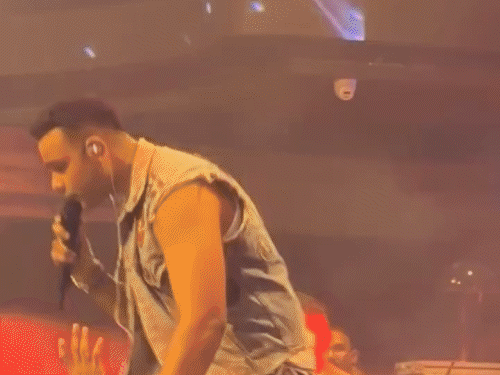 Singer Arpit Bala spit on a fan in the concert: When he threw a bottle on the stage, he got angry, threw him out of the venue