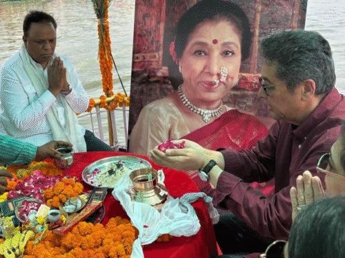 Asha Bhosle’s granddaughter told her last wish: immersed her ashes with tears in her eyes, said in Kashi – this is what grandmother wanted – Varanasi News