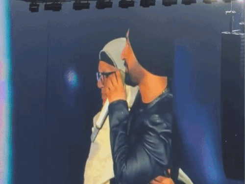 Punjabi singer Diljit showed his mother’s face for the first time: hugged on stage during the show in Canada; Shake hands and gave blessings – Jalandhar News