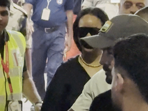 Singer Rihanna reached India for the second time: gave flying kiss to paparazzi at the airport, performed at Anant Ambani’s wedding in 2024