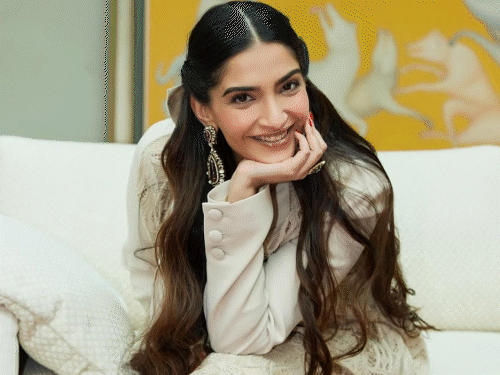 Sonam Kapoor shared the first picture of her newborn baby: Said- Life is like a dream; Husband Anand and elder son Vayu were also seen together.