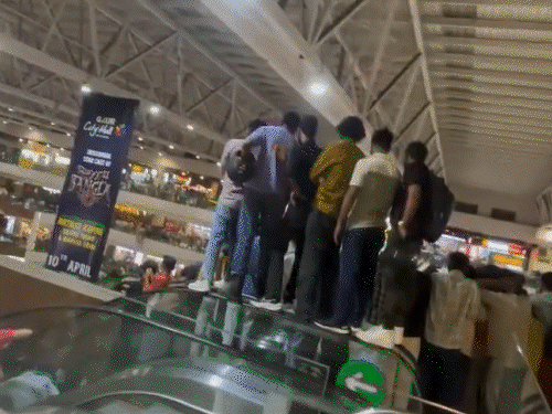 Uncontrollable crowd at Akshay Kumar’s event, major accident averted: Fans climbed the escalator in the mall and risked their lives, serious questions were raised on security arrangements.