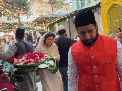 Kunika Sadanand reacted to the Dargah video: shared the video of going to Bhagwat Katha and said – I go everywhere like shrine, temple, church, gurudwara.