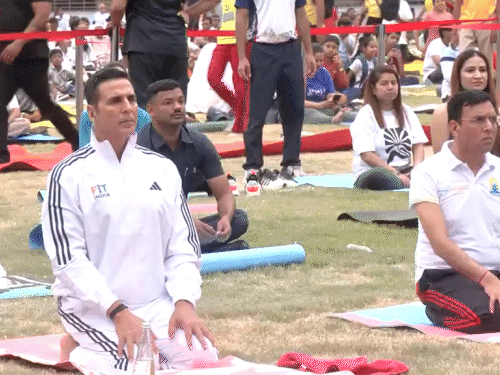 International Yoga Day 2026: Shilpa Shetty taught yoga to a small child, Akshay Kumar and Srileela participated in yoga programs.
