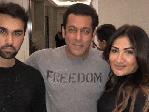 Salman’s friend Kumud passes away, Khan family emotional: Sohail-Arpita and Yulia Vantur wrote emotional post; Salman cried at the funeral