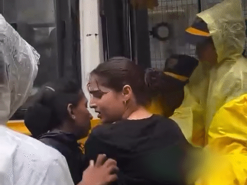 ‘Dhurandhar’ actress Ayesha Khan caught by police: 4 policemen pulled her and made her sit in a van; She said- Neither did you raise slogans, nor was you part of the crowd, then why were you caught?