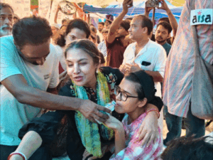 Jantar Mantar student movement: Shabana Azmi, Manoj Jha and Prakash Raj ended the hunger strike of AISA leaders by giving them water.