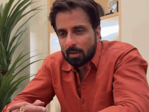 Parents Day- Sonu Sood became emotional remembering his parents: Said- Hug me today, who knows whether they will be there tomorrow or not; VIDEO shared – Moga News
